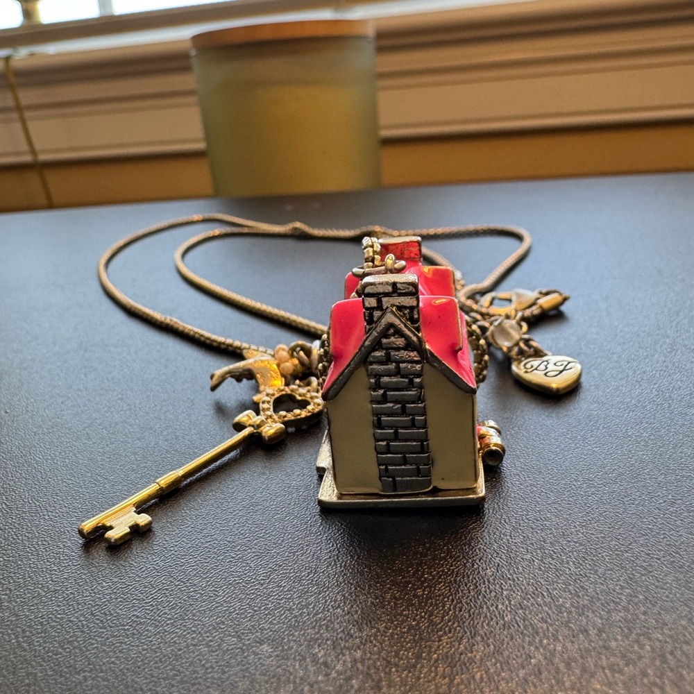 Betsey Johnson Long Pendant House Necklace Hinged to Reveal *VINTAGE, RARE FIND* - Picture 10 of 16
